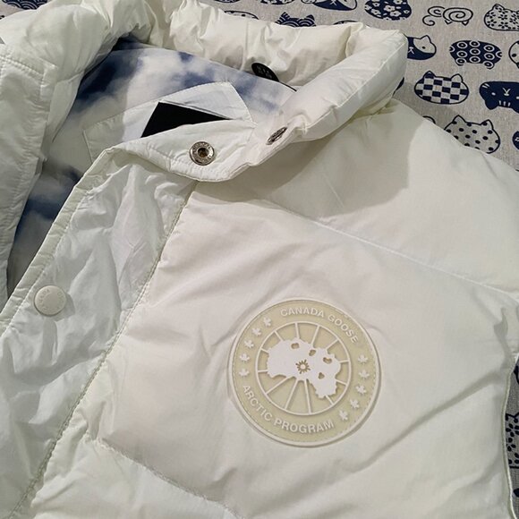 Canada Goose White Stand Collar Down Vest - Picture 10 of 11